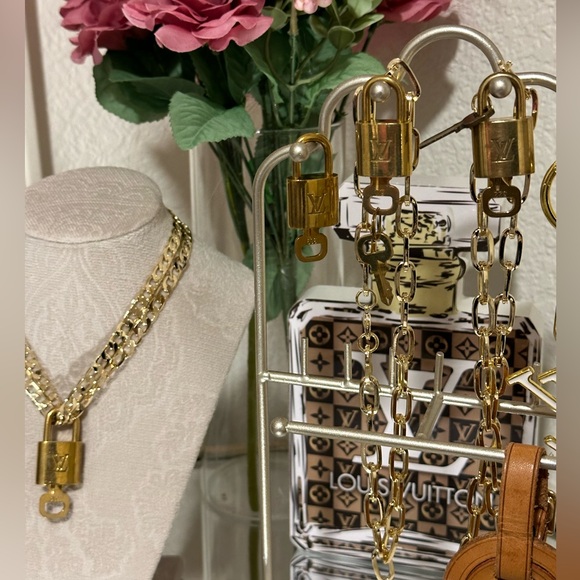 Louis Vuitton lock and key with unbranded gold chain double wrapped, original - Picture 10 of 14